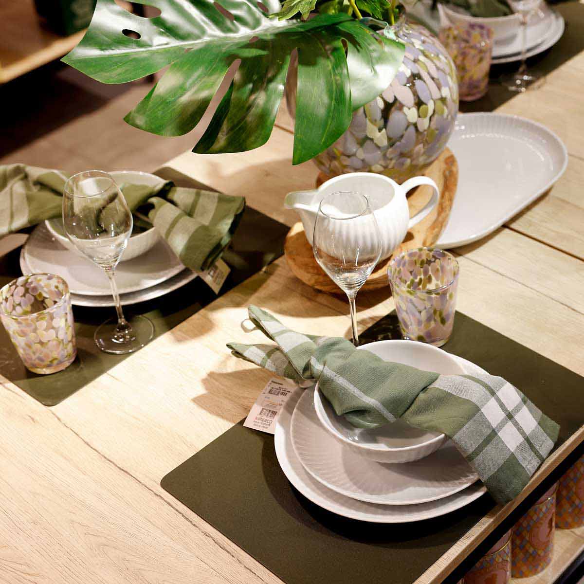 Et bord, der er smukt oppyntet i Lyngby Storcenter